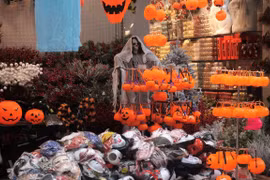 Hanoi: toy market bustling ahead of Halloween 
