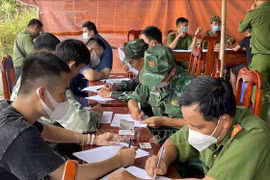 Many Vietnamese workers returning from Cambodia via Moc Bai Border Gate
