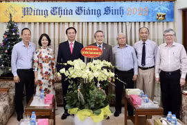 Officials share joy with religious communities in Xmas season in HCM City