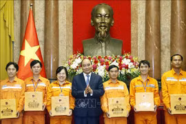 President meets outstanding workers in electricity industry