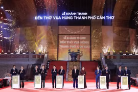 President attends inauguration ceremony of Hung Kings Temple in Can Tho