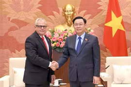NA Chairman receives senior Cuban legislator in Hanoi
