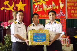 Tet gifts delivered to soldiers on DK1 platforms 