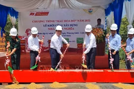 Gifts to policy beneficiaries, invalids, heroic mothers in Binh Phuoc, Da Nang 