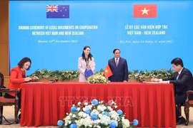 Vietnamese, New Zealand PMs witness signing of deals following talks