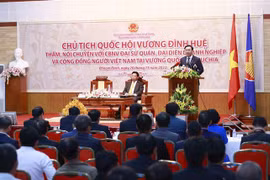 Top legislator meets Vietnamese people in Cambodia