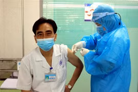 Thai Binh leads in COVID-19 vaccine shots administered during Tet