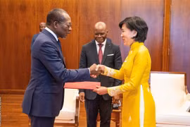 Benin President admires Vietnam for socio-economic achievements