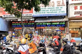 Tet gift hampers become more affordable with local products