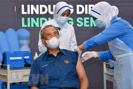 Malaysia administers COVID-19 booster shot to protect vulnerable people
