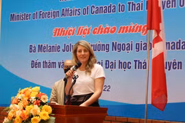Canadian Foreign Minister visits Thai Nguyen University