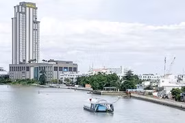 Can Tho, Netherlands join hands to handle plastic waste in Hau river