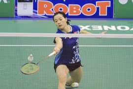 Nguyen Thuy Linh wins trophy at Vietnam Open badminton tournament