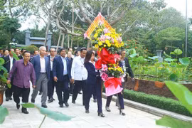 Vietnamese, Lao village leaders visit President Ho Chi Minh’s hometown
