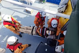 Khanh Hoa: Fisherman in distress brought ashore for treatment