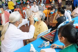Vietnamese doctors provide free health check-ups, medicines for needy people in Laos