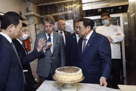 PM visits hotel where President Ho Chi Minh used to work in Boston