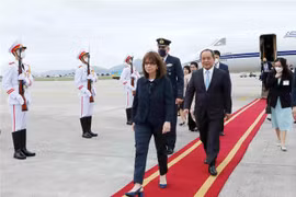 Greek President arrives in Hanoi for official visit to Vietnam
