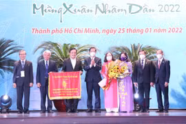 HCM City leaders meet OVs on Tet occasion