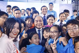 President joins orphans in "Going to school festival" in Da Nang city