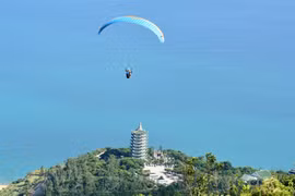 Challenge yourself with paragliding in Da Nang