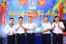 Tet visit paid to officers and soldiers on DK1 platforms