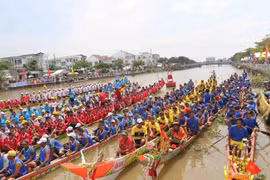 Khmer people host Ngo boat race to celebrate Ok Om Bok festival