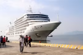 Two cruise ships carry 1,200 foreign tourists to Quang Ninh 