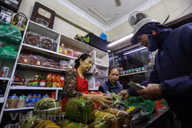 Hanoians queue up to buy renowned square glutinous cake for Tet