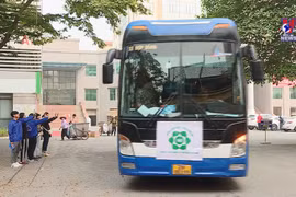 Free buses bringing students and disadvantaged people home for Tet