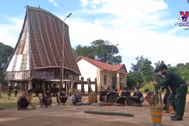Gia Lai ethnic minority weave “clothes” for gongs