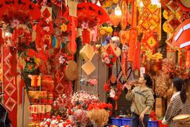 Hang Ma Street turns red ahead of Tet