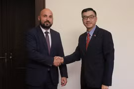 Ambassador Duong Hoai Nam (right) and Mayor of Czech Republic's Plzen city Roman Zarzycky. (Photo: VNA)