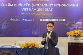 Chris Wu, a representative of Chaoyu Expo company, one of the event’s organisers briefs about the upcoming exhibition (Photo: congthuong.vn)