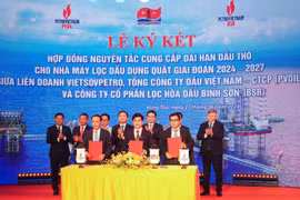 The Vietnam-Russia Joint Venture (Vietsovpetro), the PetroVietnam Oil Corporation (PVOIL) and the Binh Son Refining and Petrochemical Co Ltd (BSR) have signed a principle contract to supply crude oil from Bach Ho field for the Dung Quat oil refinery in the 2024-2027. (Photo: pvoil.com.vn) 
