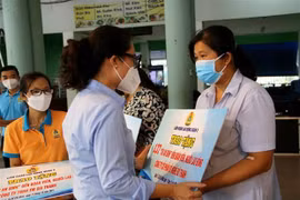 HCM City presents 200,000 welfare bags to disadvantaged workers 