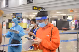 Vietnam Airlines operates first commercial flight on HCM City-Da Nang route
