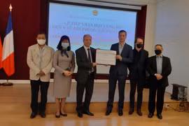 Vietnamese, French organisations, associations assist COVID-19 control fund