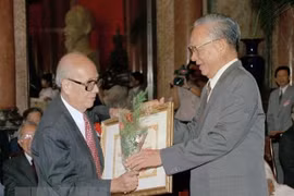 President Nguyen Xuan Phuc commemorates leading professor