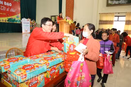 Humanitarian Lunar New Year fair for the poor in Ninh Binh 