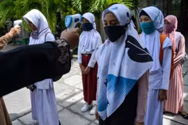 COVID-19 continues developing complicatedly in Southeast Asian nations