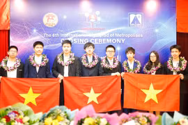 Vietnamese students win gold, silver medals at Int’l Olympiad of Metropolises