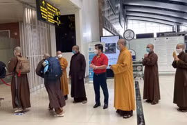 Buddhist monks volunteer to help with COVID-19 fight 