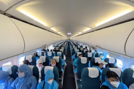 Vietnam Airlines carries over 330 people, medical workers back to Da Nang