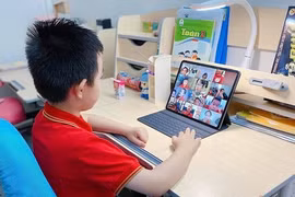 BIDV donates 25 billion VND to provide telecoms services, computers to students