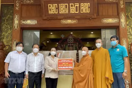 Vietnam Buddhist Sangha presents six ventilators to HCM City