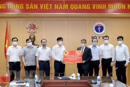 Health Ministry receives COVID-19 breath testing system from Vingroup