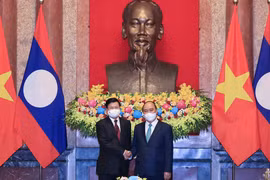 Vietnamese President Nguyen Xuan Phuc meets Lao Party General Secretary and President Thongloun Sisoulith in Hanoi on June 29. (Photo: VNA)