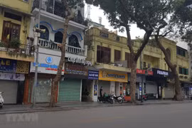 Hanoi shuts down on-site restaurants, hair salons