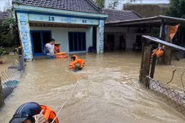 Emergency relief provided for flood-hit people in Binh Dinh, Phu Yen